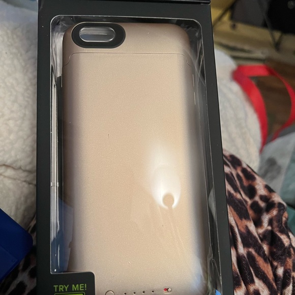 This is a gold iPhone 6 Plus battery charger case (Mophie) - Picture 3 of 6